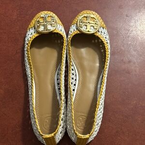 Tory Burch flat leather shoe for women. Leather sole too